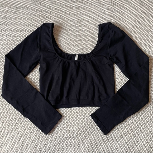 ARITZIA BABATON - Scoop Neck Black Cropped Long Sleeve Top - Picture 2 of 5